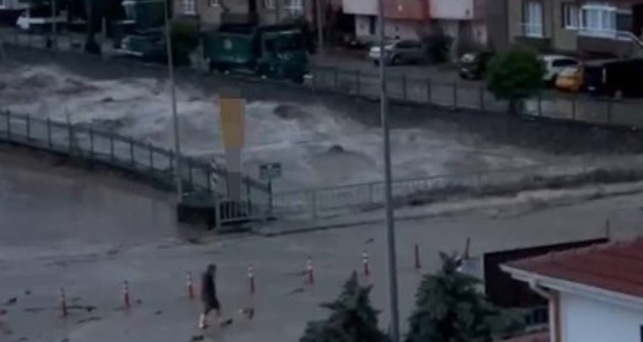 Dehşet anları: Devrekani Çayı yatağından taştı, araçları adeta yuttu