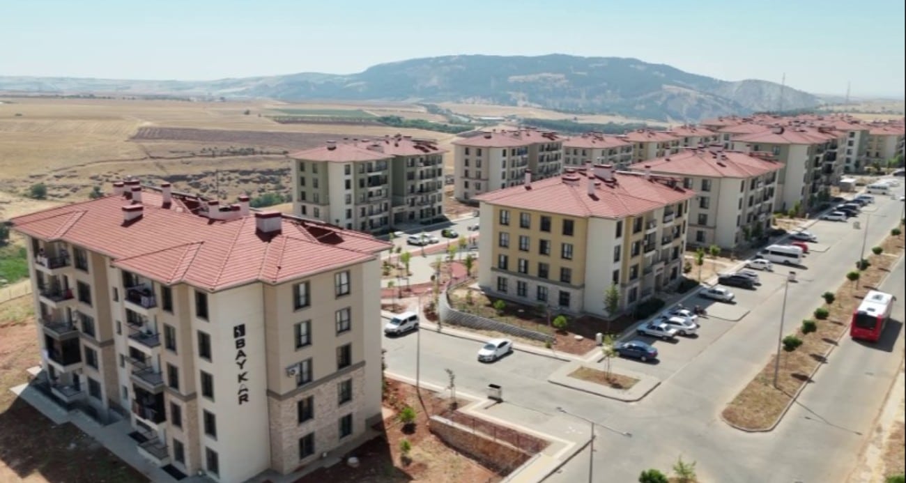 Depremzedelerden Baykar konutlarına tam not
