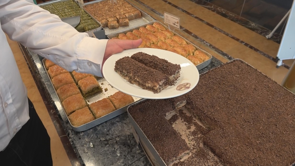 Diyarbakır’ın kavurucu sıcağında serinleten lezzet: Soğuk baklava, yaz aylarında vatandaşların vazgeçilmezi oldu