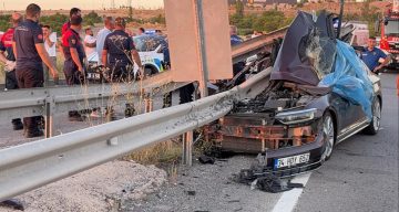 Düğün konvoyundaki otomobil bariyerlere çarptı: 1 ölü, 3 yaralı
