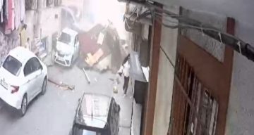 Esenler’de fırtınada çatı sokağa uçtu: Çocuklar çatının altında kalmaktan son anda kurtuldu