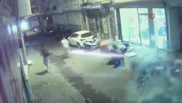Fatih’te 4 katlı binanın çatısından düşen parçalardan 2 kişi son anda kurtuldu… O anlar kamerada