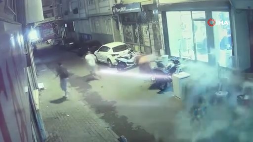 Fatih’te 4 katlı binanın çatısından düşen parçalardan 2 kişi son anda kurtuldu… O anlar kamerada