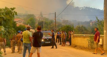 Fethiye’deki yangın 4 saattir sürüyor: “Bir mahalle tedbir amaçlı tahliye ediliyor”
