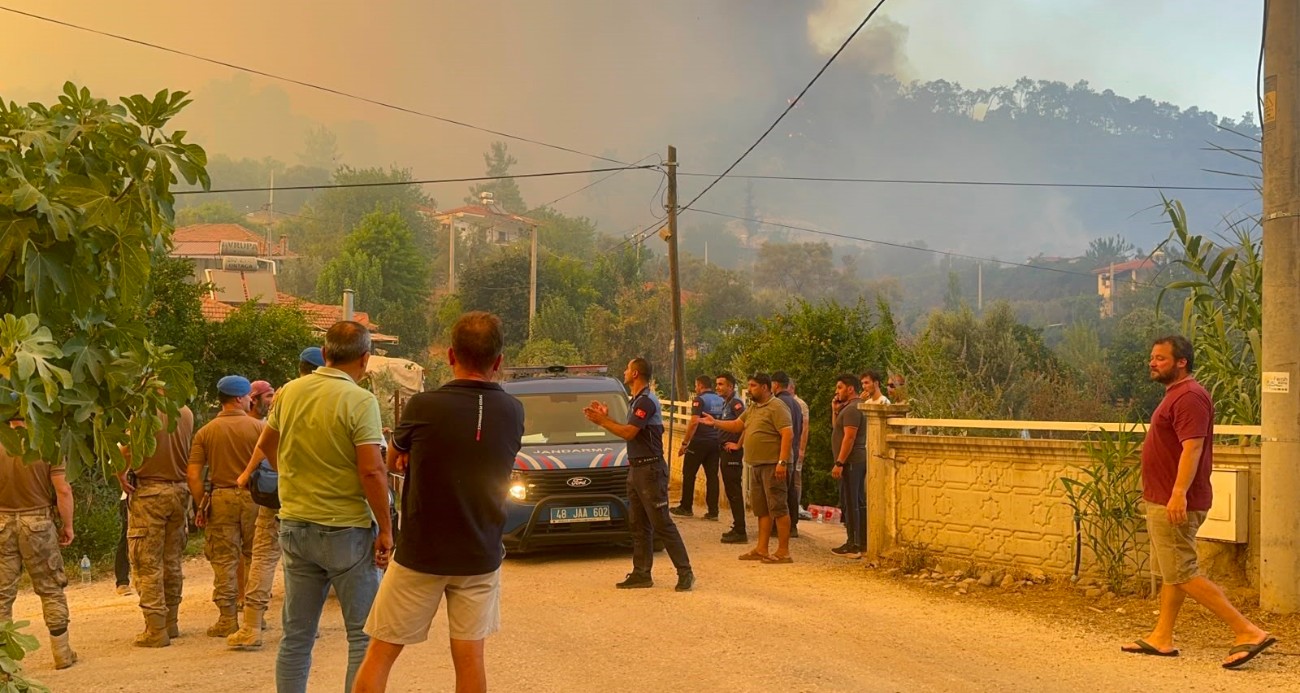 Fethiye’deki yangın 4 saattir sürüyor: “Bir mahalle tedbir amaçlı tahliye ediliyor”