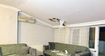 Fırtınada kopan çatı parçaları karşı binaya saplandı, bina sakinleri son anda kurtuldu