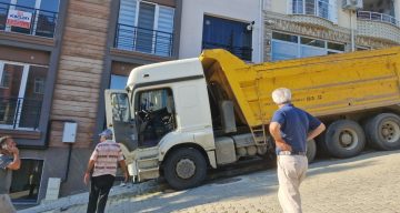 Freni boşalan kamyon eve çarptı: Mahalle sakinleri deprem oluyor sandı