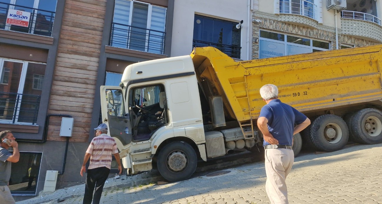 Freni boşalan kamyon eve çarptı: Mahalle sakinleri deprem oluyor sandı
