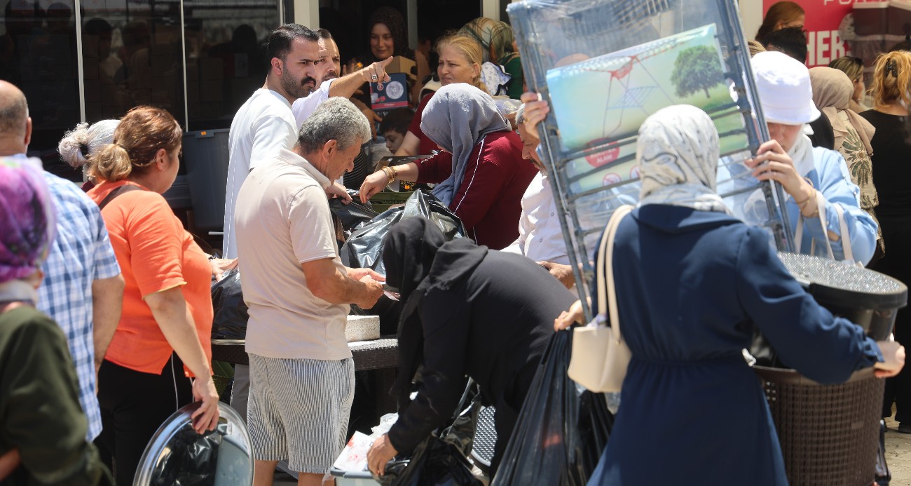 Hatay’da mağaza açılışında izdiham
