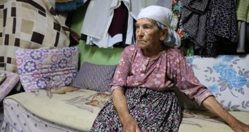 Hayatta kimsesi kalmayan Ümmü nine yıllardır tuvalet ve banyoya hasret yaşıyor