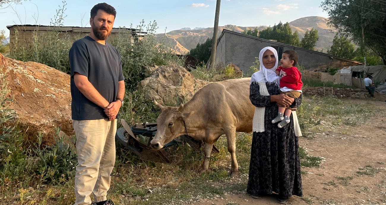 İhlas Haber Ajansı’nın haberi Ayni teyzenin yüzünü güldürdü: İnekler kendisine ulaştı