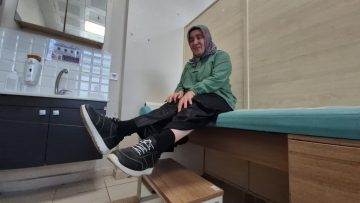 İlk ayakkabısını 51 yaşında giyebildi