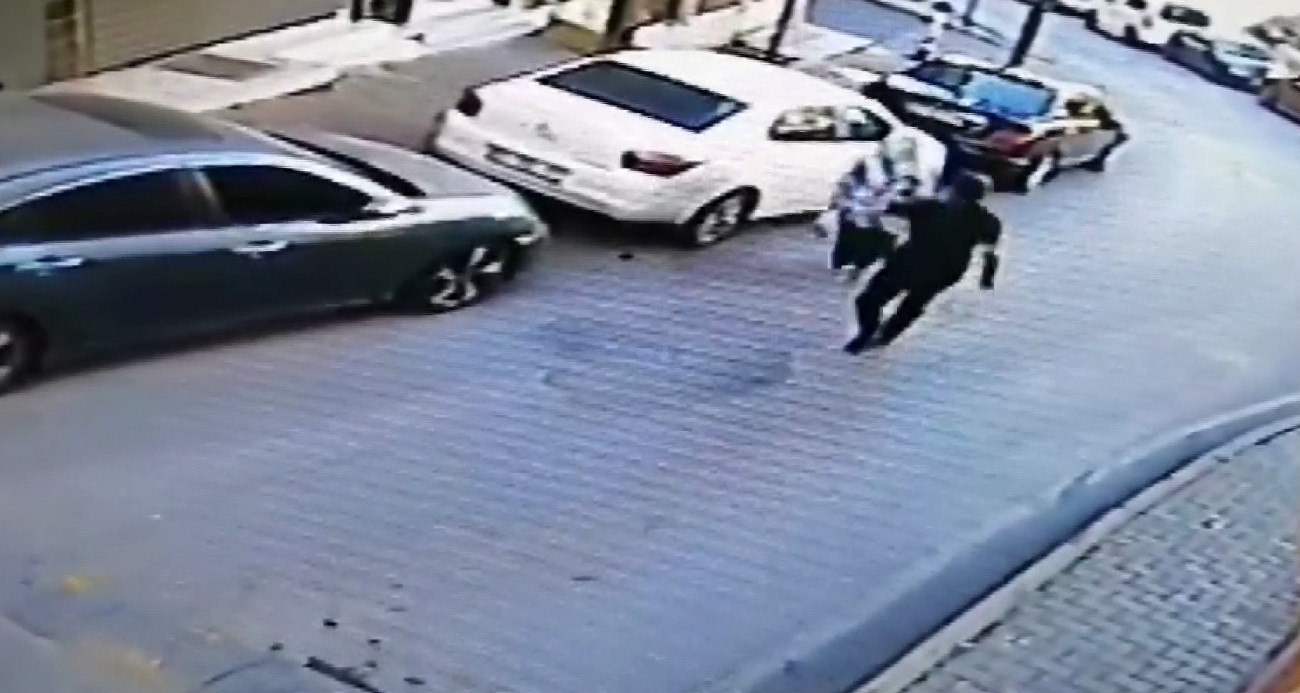 İstanbul’da yolda yürüyen kadının ensesine vurup kaçtı, o anlar kameraya yansıdı