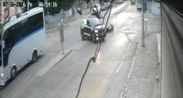 İzmir’de otomobilin motosiklete çarpıp kaçtığı kaza kameraya yansıdı