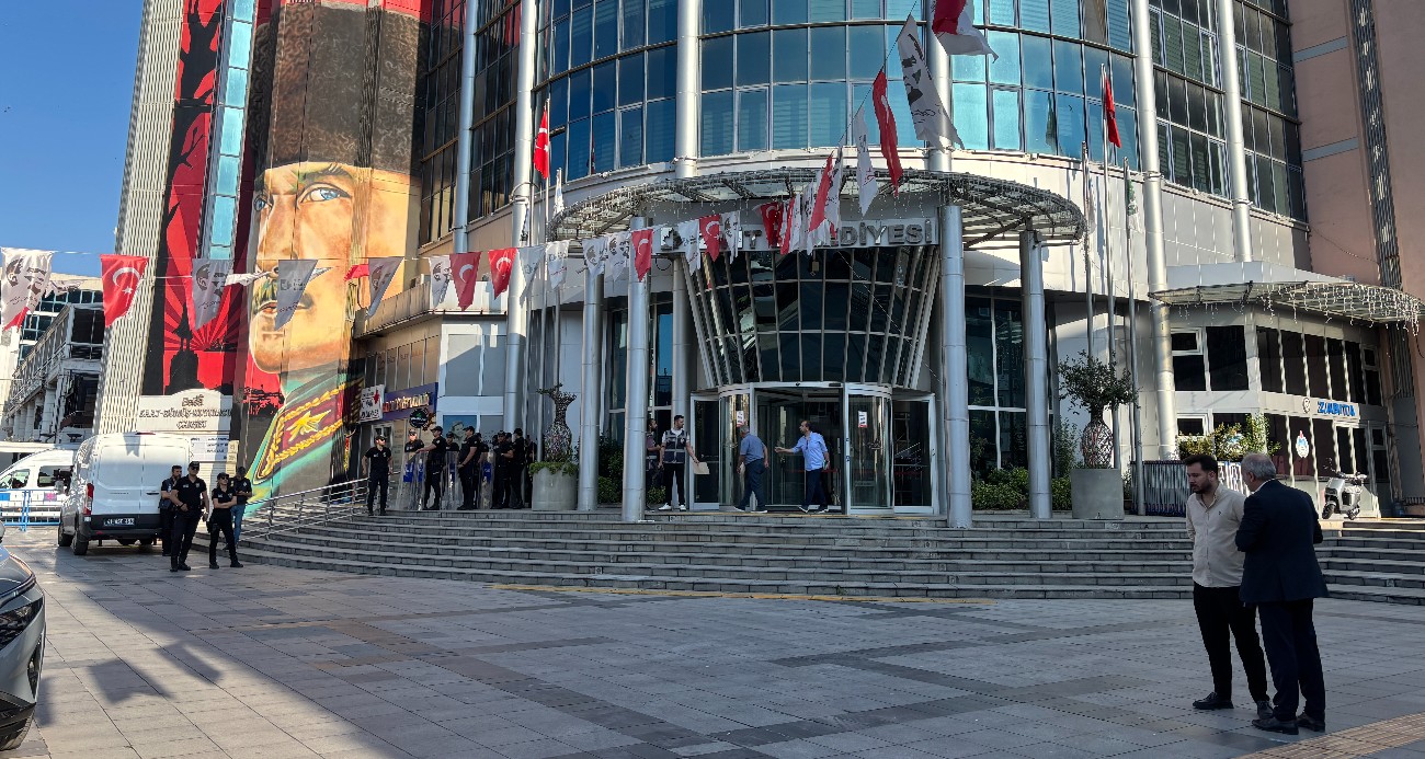 İzmit Belediye Başkanı Fatma Hürriyet’in makam şoförü: “Özel Kalem Ömürhan Yılmaz’ın çantalarını ve poşetini almak için odaya girdim ambalajlanmış bir orta boy pakette para olduğunu hissettim”