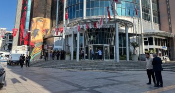 İzmit Belediyesi’ne yönelik “yolsuzluk” soruşturmasında belediye başkanı ve 30 şüphelinin ifadelerine başlandı