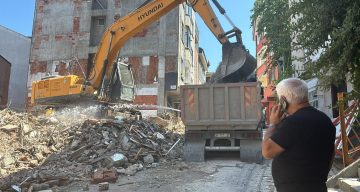 Kağıthane’de kontrolsüz yıkım: Molozlar çevredeki binalara hasar verdi