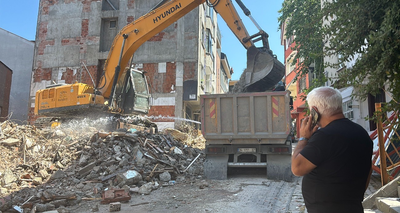 Kağıthane’de kontrolsüz yıkım: Molozlar çevredeki binalara hasar verdi