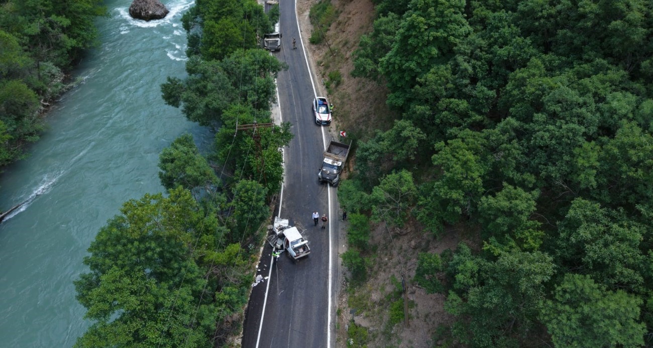 Kamyonetle kafa kafaya çarpışan Fiat Tofaş hurdaya döndü: 1 ölü, 5 yaralı