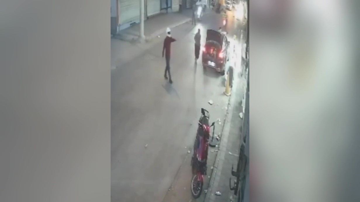 Kasklı saldırgan iş yerini kurşunladı: 1 yaralı