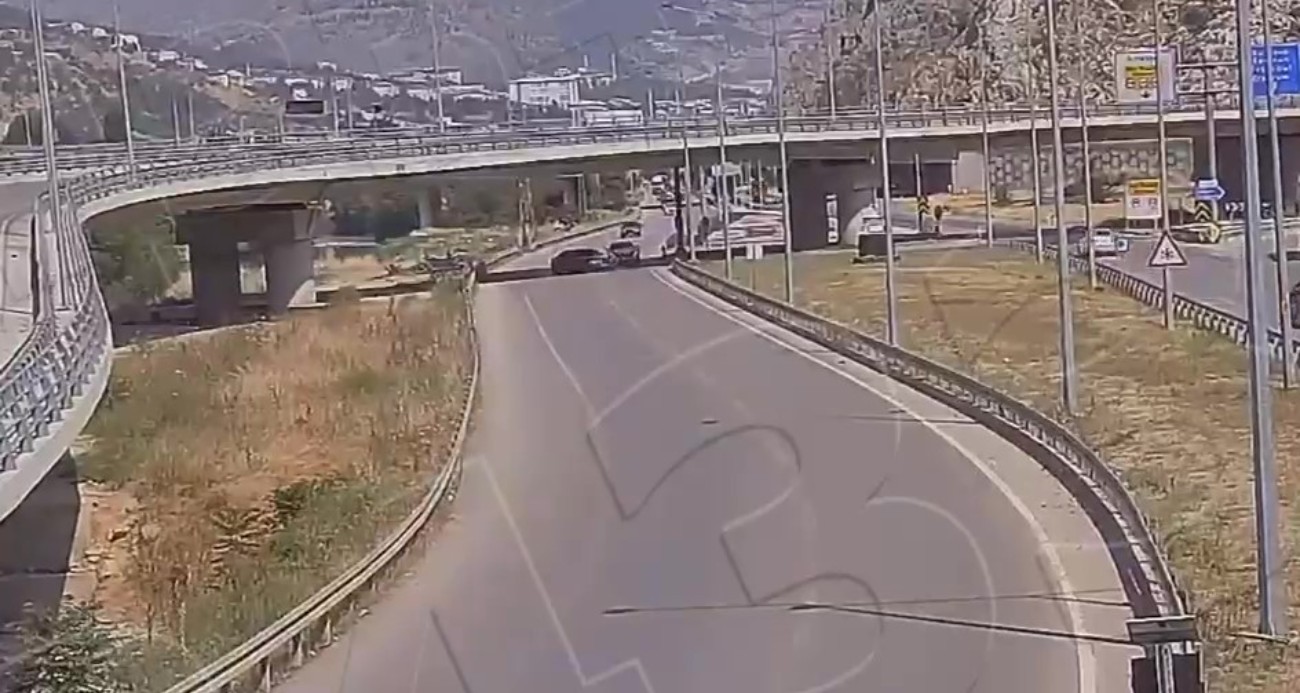 Kavşağı kaçırdı kazaya yol açtı: 4 kişinin yaralandığı feci kaza kamerada
