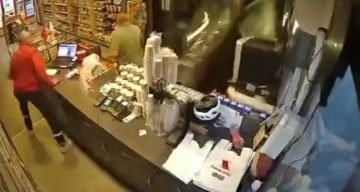 Kömür yüklü tır benzinliğe böyle daldı…Markette alışveriş yapan 2 çocuk babası hayatını kaybetti