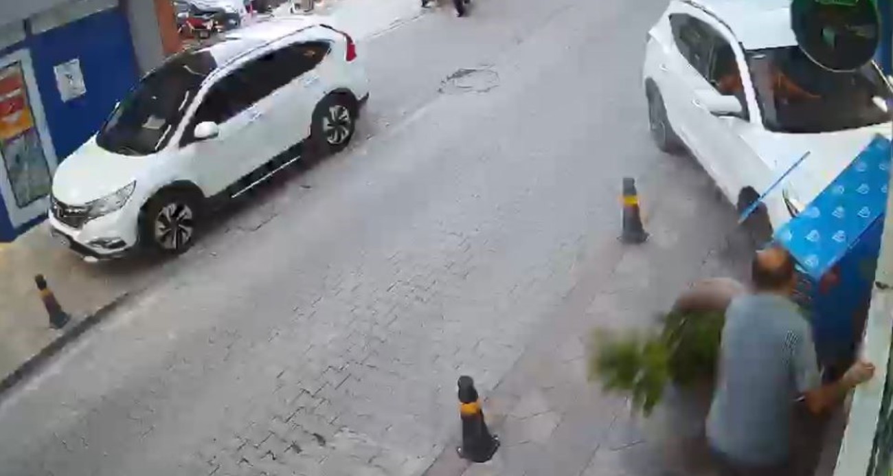 Kontrolden çıkan otomobil iş yerine daldı, facianın eşiğinden dönüldü