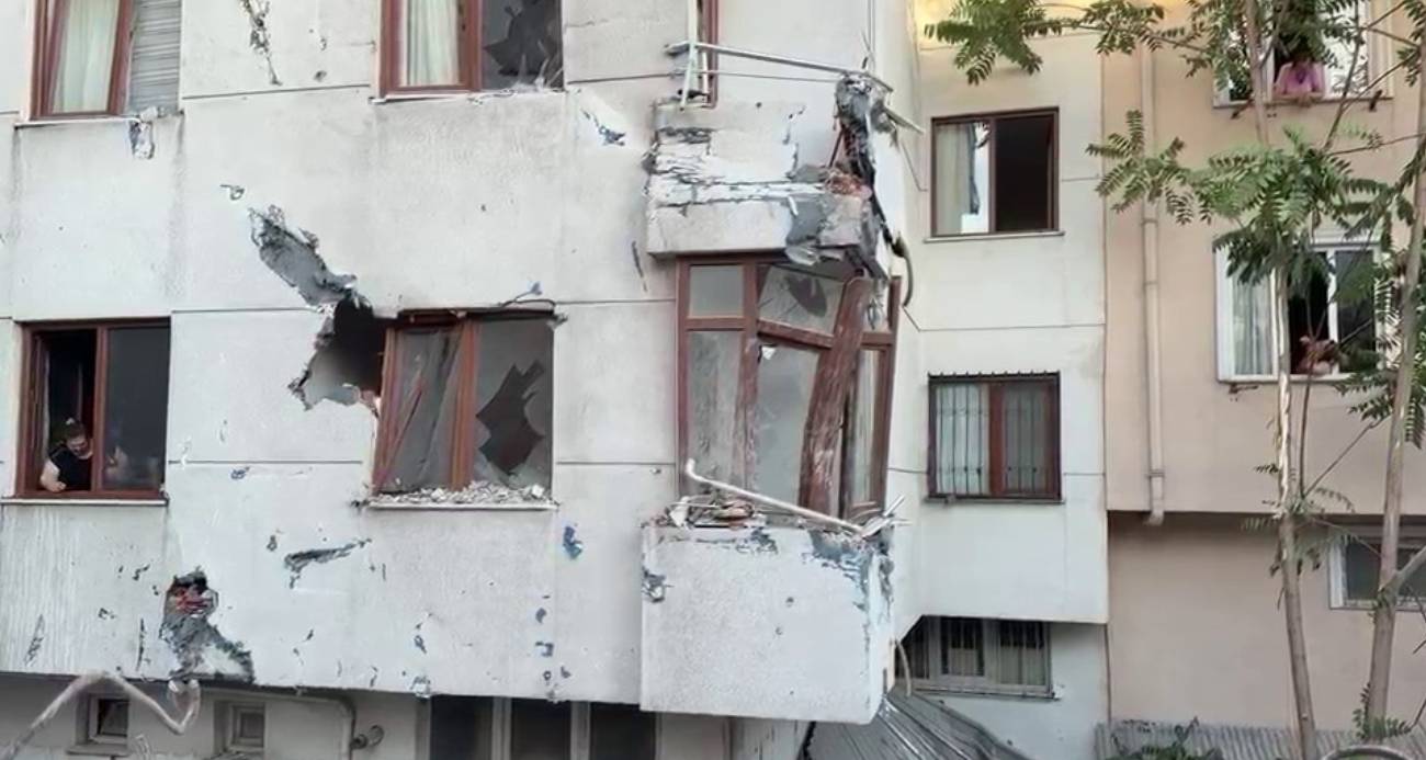 Küçükçekmece’de yıkımı yapılan binanın duvarı yan apartmanın üzerine devrildi