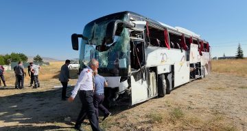 Kütahya-Afyonkarahisar kara yolunda yolcu otobüsü devrildi: 31 yaralı