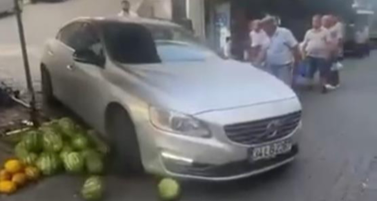Lüks aracıyla girdiği pazar tezgahını darmadağın etti