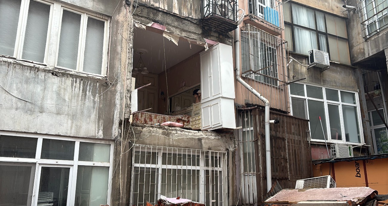 Nişantaşı’nda bir binanın duvarı çöktü: Mahalle sakinleri deprem oldu zannetti