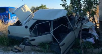 Önce çöp konteynerine ardından duvara çarptı: Otomobil hurdaya döndü, sürücü yaralandı
