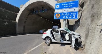 Otomobil tünel girişindeki tabelaya ok gibi saplandı