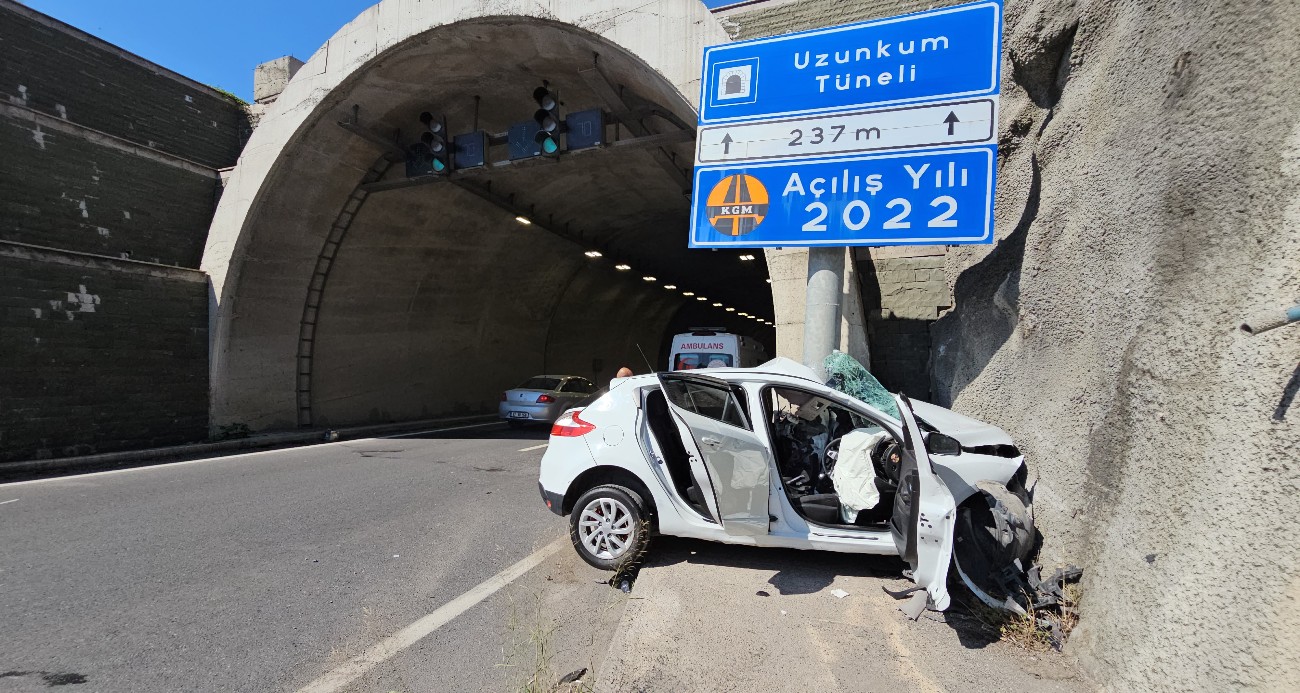 Otomobil tünel girişindeki tabelaya ok gibi saplandı