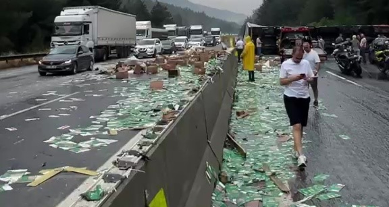 Pozantı-Adana istikameti tır devrilmesi nedeniyle trafiğe kapandı