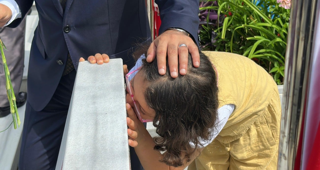 Şehitlikte duygusal anlar: Minik Elif hiç görmediği dayısının mezarını defalarca öptü