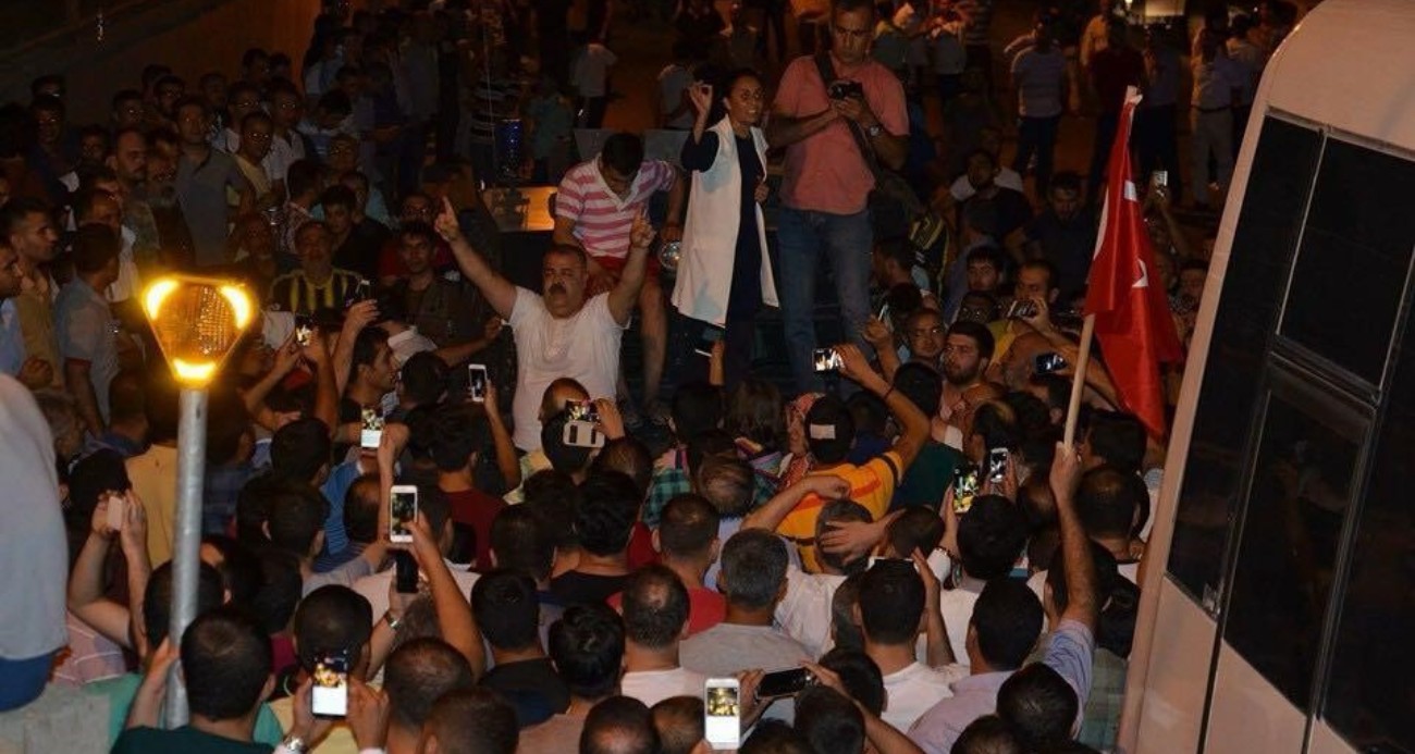 Sokağa çıkma yasağını hiçe saydılar, darbecilere geçit vermediler