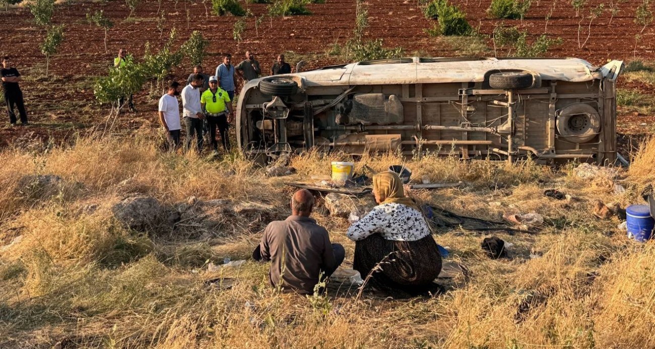 Tarım işçilerini taşıyan minibüs devrildi: 22 yaralı