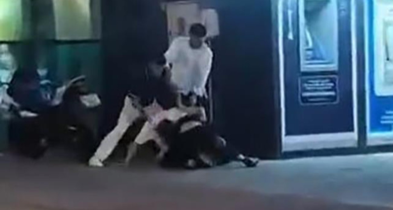Tartıştıkları genci yere yatırıp acımasızca darp ettiler