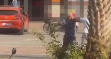 Trafik kavgasında ticari taksi sürücüsünün yumruk attığı yaşlı adam yere düştü