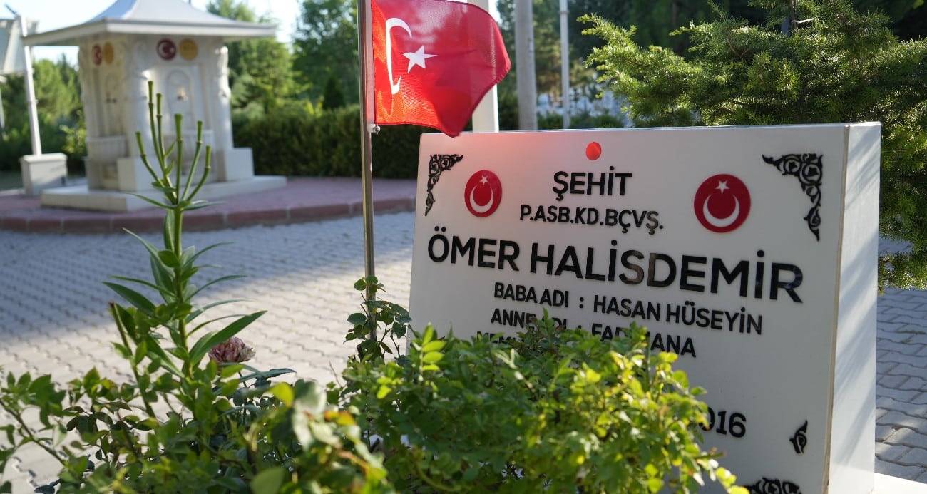 Türkiye’nin dört bir yanından şehit Ömer Halisdemir’in kabrine ziyaret