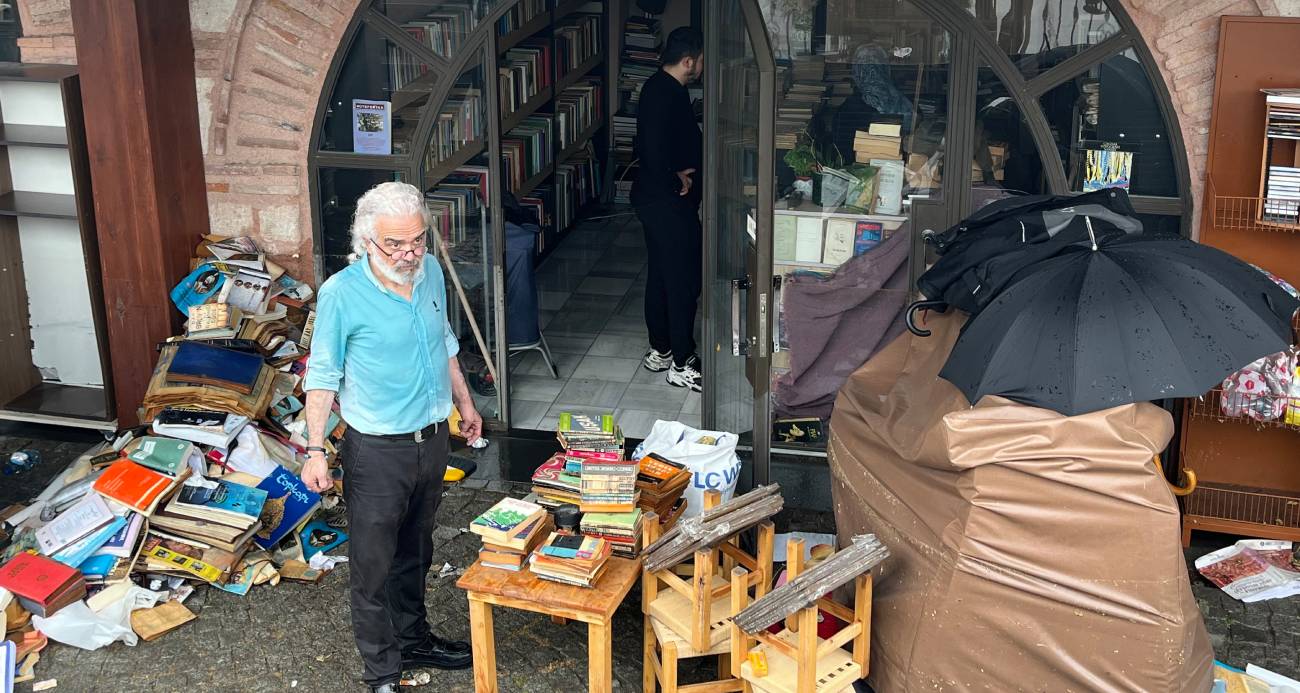 Üsküdar Sahaflar Çarşısı’nı su bastı: Yüzlerce kitap kullanılamaz hale geldi