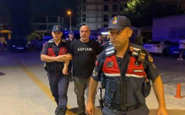 Uyuşturucudan gözaltına alınan Ezel Akay’ın kenevir tarlasına çevirdiği evinden şok görüntüler