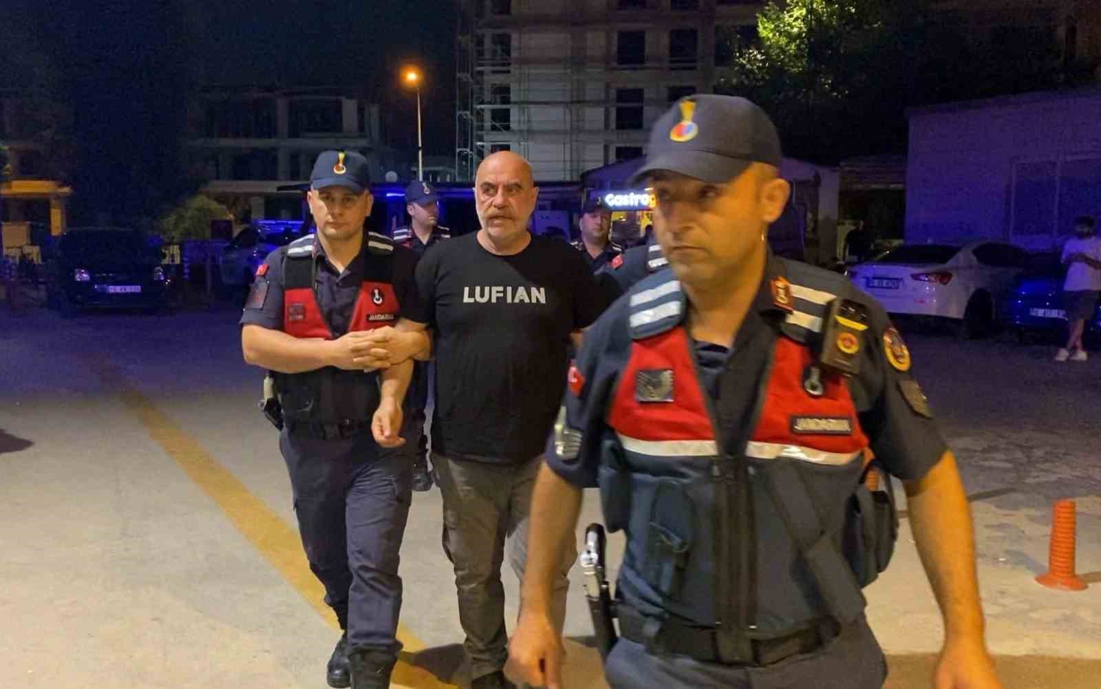 Uyuşturucudan gözaltına alınan Ezel Akay’ın kenevir tarlasına çevirdiği evinden şok görüntüler