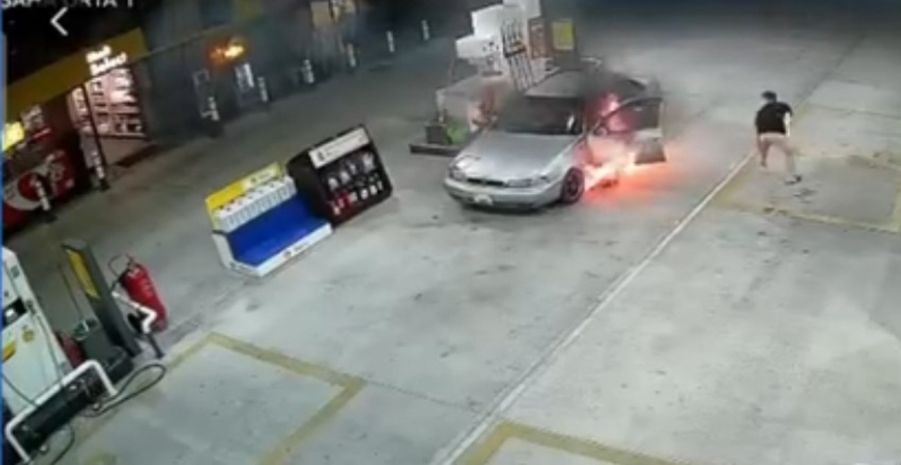 Yakıt almaya geldi, aracı alev topuna döndü