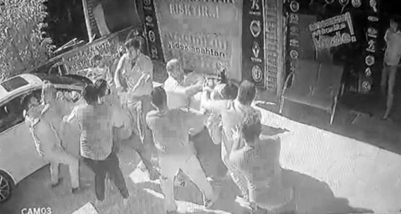 Yanlış yere araç park ettikleri için uyardıkları grubun saldırısına uğradılar