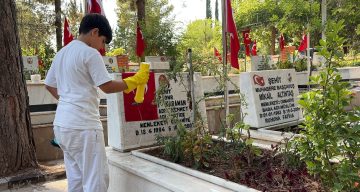 Yaşıtları oyun oynarken, O, şehit mezarlıkları ve çeşmeleri temizliyor