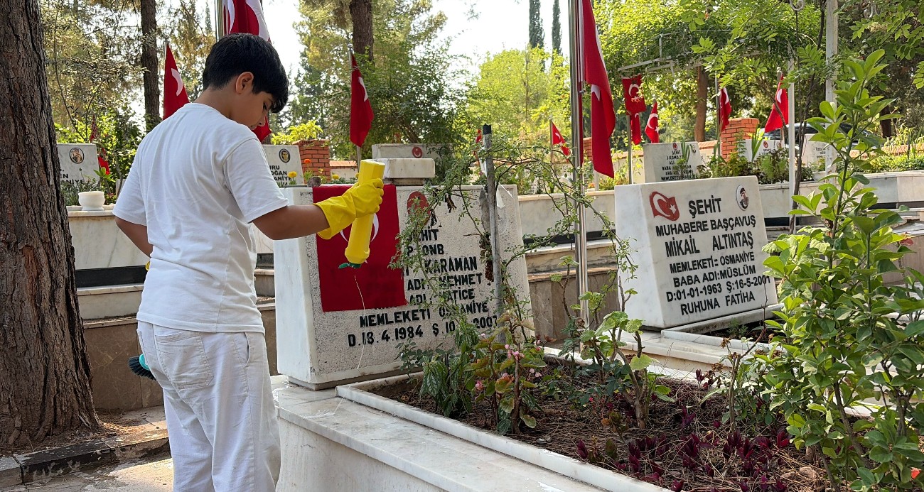 Yaşıtları oyun oynarken, O, şehit mezarlıkları ve çeşmeleri temizliyor