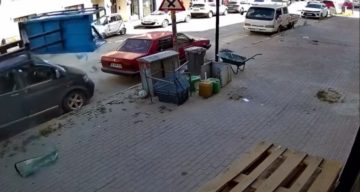 Yük asansörü minibüsün üzerine böyle devrildi