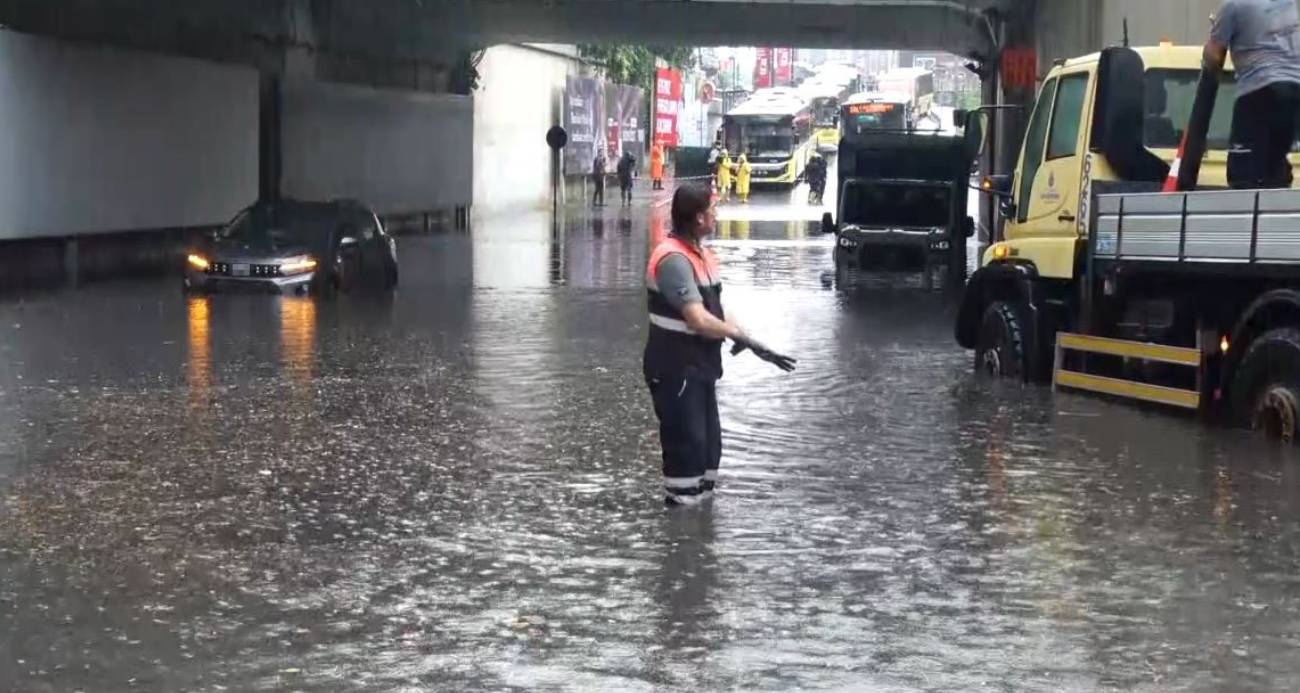 Zincirlikuyu’da sağanak nedeniyle alt geçit göle döndü, araçlar yolda kaldı